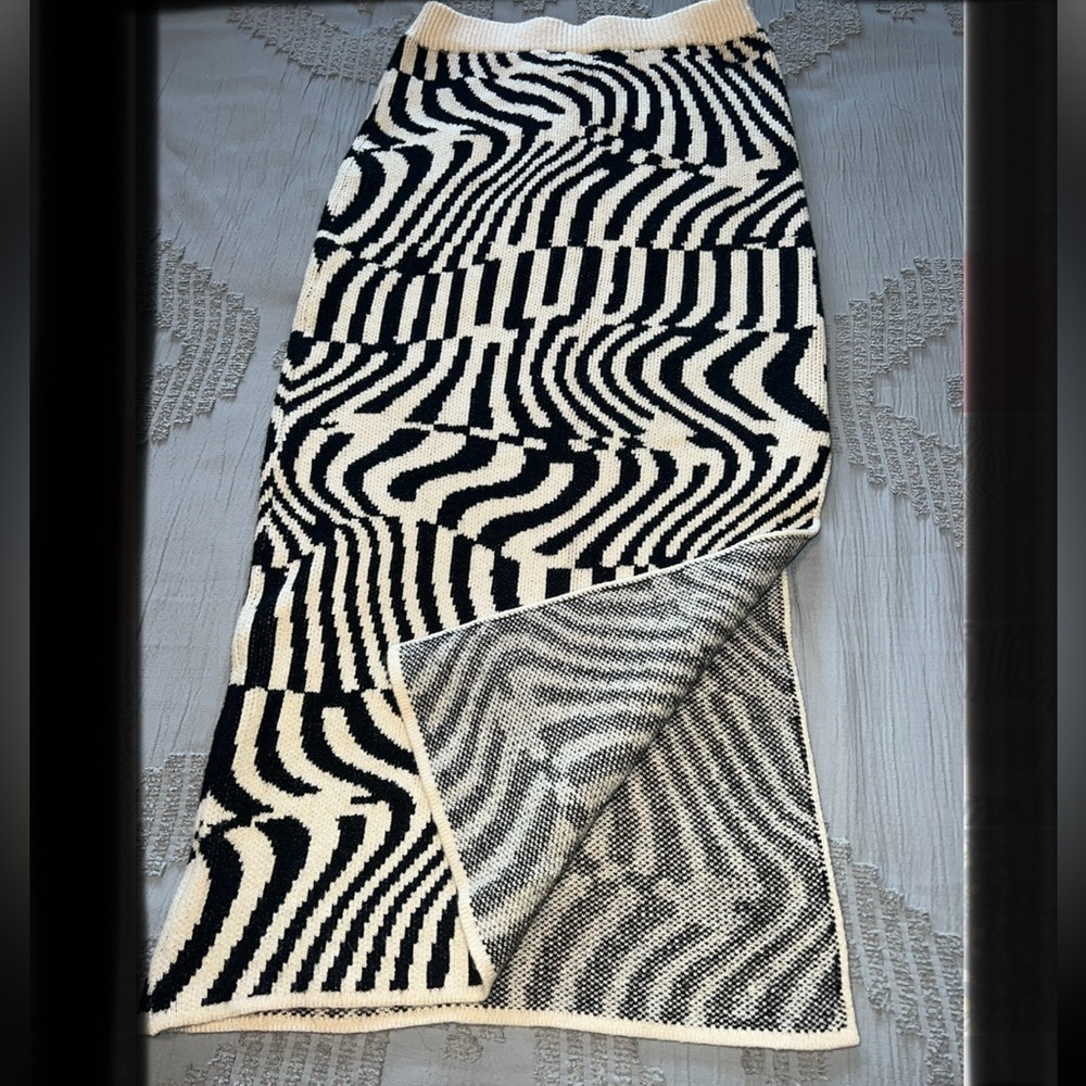Gilli Black and Cream Geometric Print Skirt with Slit